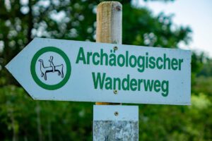 wegweiser archäologischer wanderweg reiterlein speikern nürnberger land