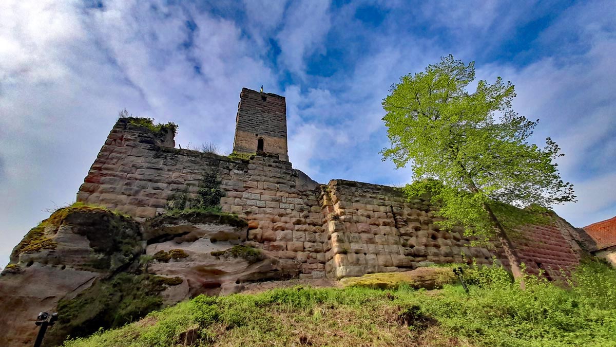 Kurze Wanderungen bis 5 km im Landkreis Roth 22 stadtmauerrundgang hilpoltstein burg ruine mittelfranken fränkisches seenland
