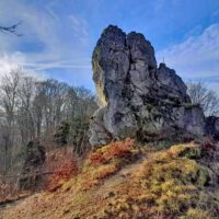 dolomit felsnadel mit dem turm der burgruine stierberg bei betzenstein