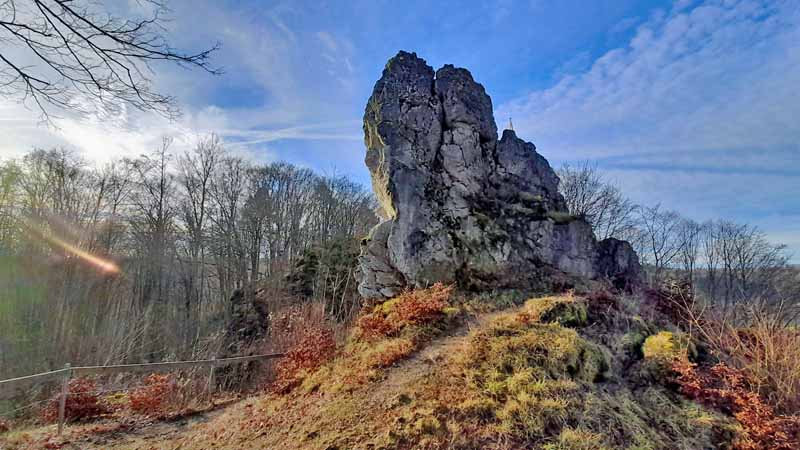 Fränkische Wanderberge - Teil 4 2 dolomit felsnadel mit dem turm der burgruine stierberg bei betzenstein