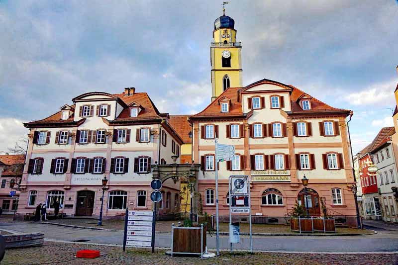 Auf Entdeckertour durch BAD MERGENTHEIM 14 zwillingshäuser bad mergentheim marktplatz altstadt rundgang