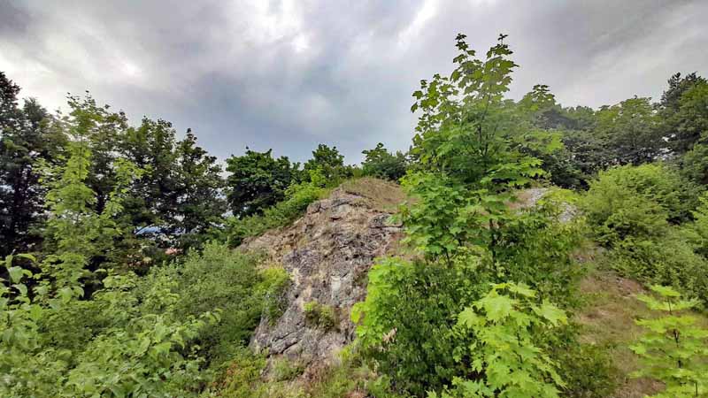 Geopark Lehrpfad Kalvarienberg Wörnitzstein 6 kalkscholle sendenberg geotop kalvarienberg wörnitzstein nördlinger ries