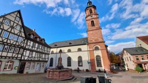 brunnen kirche alter marktplatz miltenberg am main wanderung altstadt m2