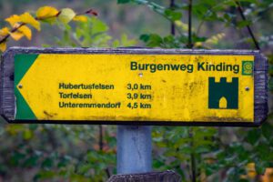Burgenweg Kinding 16 markierung wegweiser burgenweg kinding