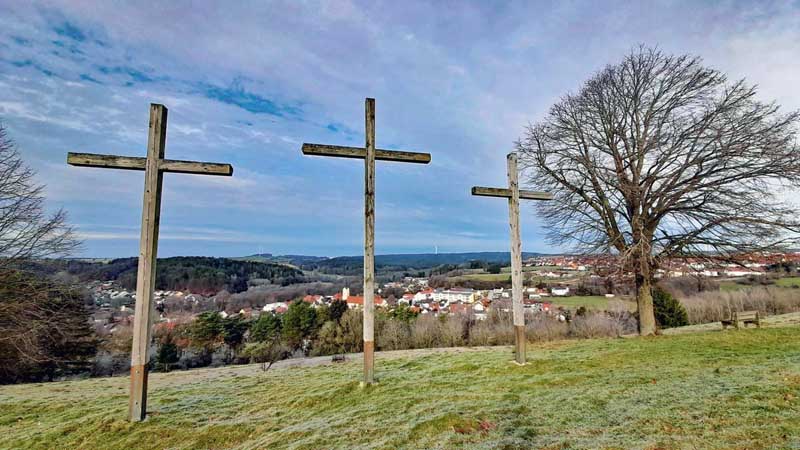 Hohlweg mit Felsenkellern in Deining 8 kreuze kreuzberg deining wandern felsenkeller
