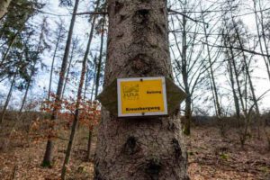 Hohlweg mit Felsenkellern in Deining 17 wegweiser kreuzbergweg