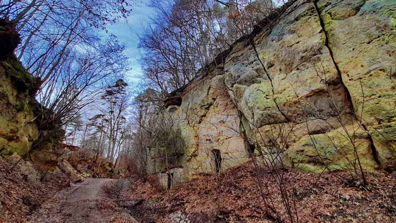 Hohlweg mit Felsenkellern in Deining 4 hohlweg felsenkeller deining geotop bayern oberpfalz