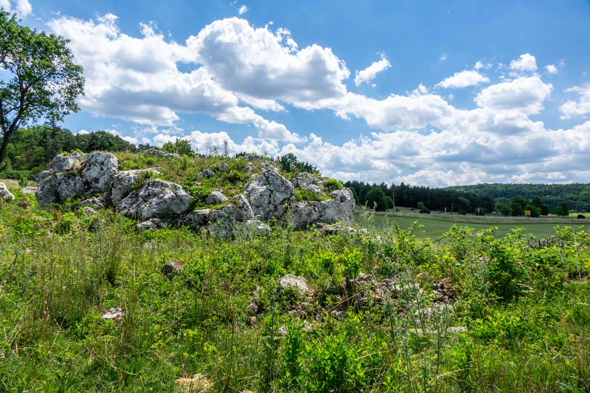 Vom Erlebnis-Geotop Lindle zu den Ofnethöhlen 4 geopark nördlinger ries wandern schwaben bayern riedelberg ofnethöhle