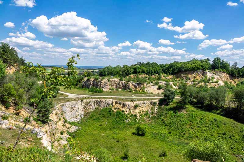 Vom Erlebnis-Geotop Lindle zu den Ofnethöhlen 7 nördlinger ries wandern geopark krater lindle steinbruch