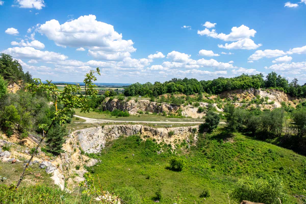Vom Erlebnis-Geotop Lindle zu den Ofnethöhlen 7 nördlinger ries wandern geopark krater lindle steinbruch