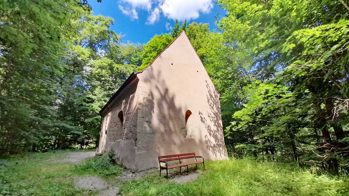 Vom Erlebnis-Geotop Lindle zu den Ofnethöhlen 25 kapelle hippolyt alte bürg nördlinger ries wanderung bayern