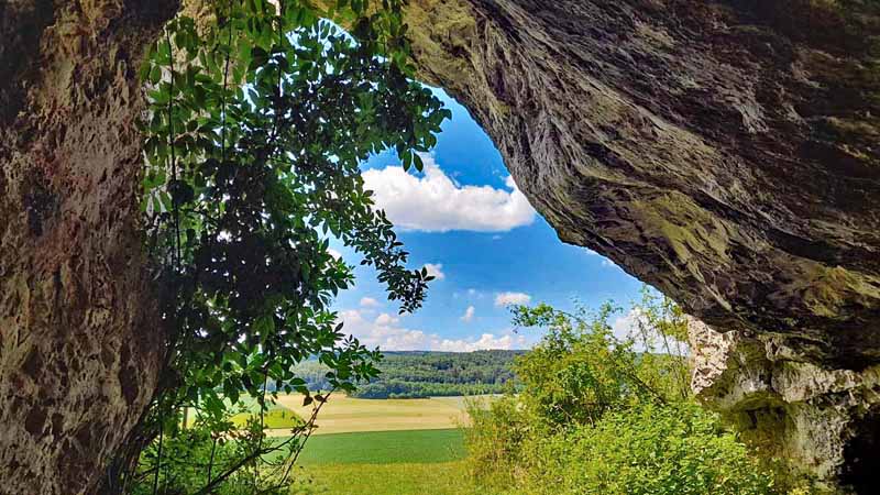 Vom Erlebnis-Geotop Lindle zu den Ofnethöhlen 13 große ofnethöhle holheim nördlinger ries bayern wandern schwaben