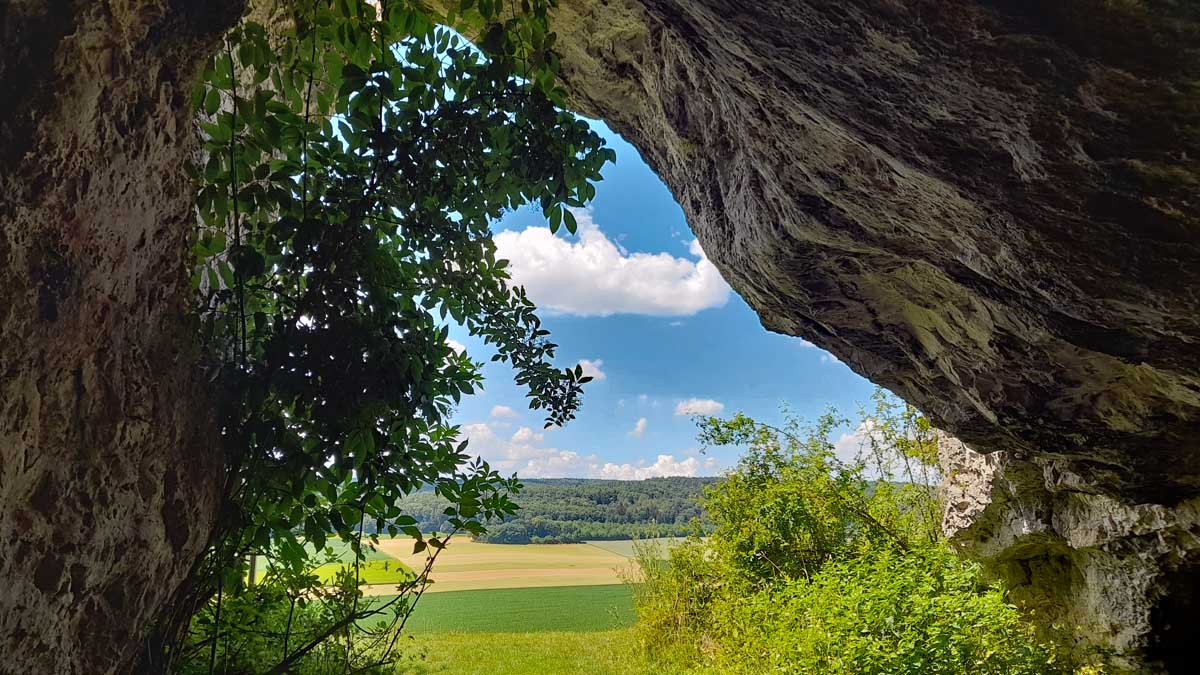 Vom Erlebnis-Geotop Lindle zu den Ofnethöhlen 13 große ofnethöhle holheim nördlinger ries bayern wandern schwaben