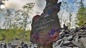 steinmännchen im naturschutzgebiet schieferbruch