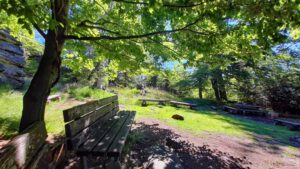 Rundweg 3: Rudolfstein und Drei-Brüder-Felsen 16 picknickplatz bank gipfel rudolfstein fichtelgebirge