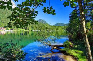 WELCHE INFORMATIONEN FINDET MAN AUF WANDERKARTEN? 16 Eines der schönsten Motive im Berchtesgadener Land ist der Hintersee bei Ramsau