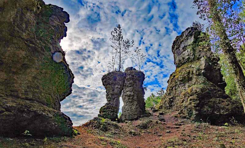 Rundwanderung von der Riesenburg zum Quackenschloss im Wiesenttal (Landkreis Forchheim) 2 Adlerstein zwischen Riesenburg und Quackenschloss bei Engelhardsberg im Wiesenttal