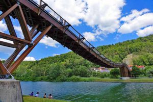 Bezauberndes Altmühltal 17 holzbrücke tatzlwurm essing kelheim altmühltal wandertour erlebnispfad juralandschaft