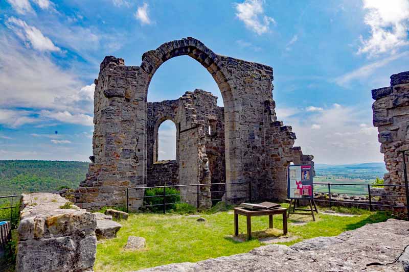 Burgen, Prismen und geheimnisvolle Labyrinthe - Die schönsten Geotope in Unterfranken 9 kapelle burg altenstein ruine hassberge ausflug sehenswürdigkeit