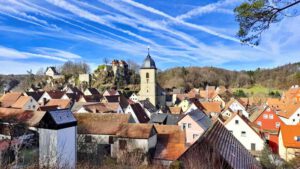 blick vom aussichtsturm auf betzenstein und die burgen