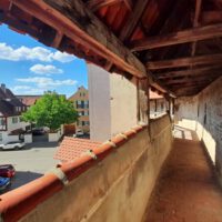stadtmauer rundgang nördlingen ries bayern schwaben wehrgang