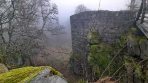 burg ruine schellenberg oberpfalz nebel herbst