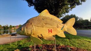 karpfen skulptur kemnath