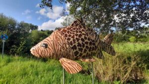 karpfen skulptur kunst kemnath karpfenweg wandern rundweg