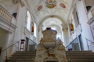 innenraum klosterkirche harburg bayern schwaben burg