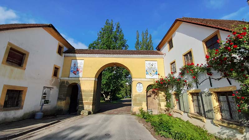 Wanderweg S3 in Scheinfeld 4 schloss tor eingang schwarzenberg scheinfeld mittelfranken steigerwald bayern