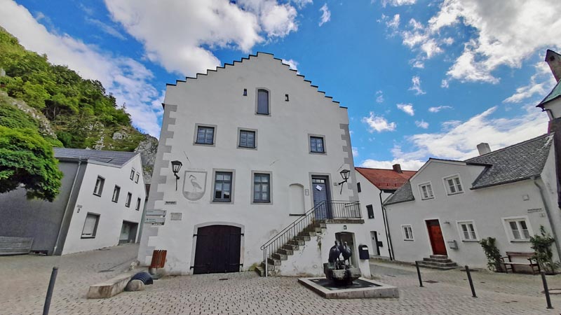 Essing: Kunstweg, Klausenhöhlen und Burg Randeck 4 rathaus essing ausflug wanderung altmühltal