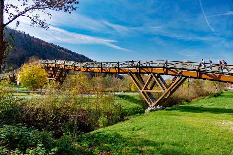 Essing: Kunstweg, Klausenhöhlen und Burg Randeck 7 längste holzbrücke europa altmühltal essing niederbayern tatzlwurm
