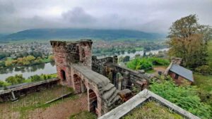 burg ruine henneburg unterfranken ausflugsziel