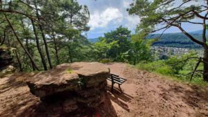 Hauensteiner Schusterpfad (Südwestpfalz) 19 felsentisch kreuzfelsen hauensteiner schusterpfad wanderung pfalz