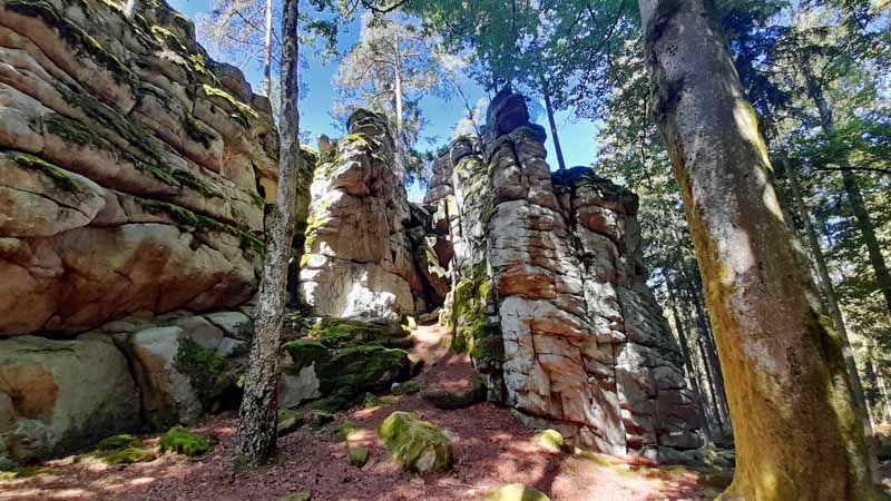 Kleine Felsenwanderung im Naturpark Steinwald 4 räuberfelsen steinwald pfaben kleine felsenwanderung felsenrundweg