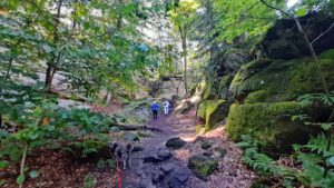 sandstein felsen teufelsschlucht ernzen eifel naturpark südeifel wandern ausflug