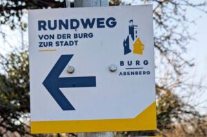 wegweiser markierung von der burg zur stadt abenberg