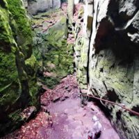 teufelsschlucht ernzen suedeifel felsen rheinland pfalz eingang