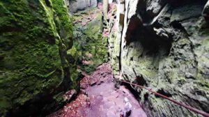 teufelsschlucht ernzen suedeifel felsen rheinland pfalz eingang