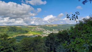 blick auf irrel aus der teufelsschlucht ernzen rundweg wandern eifel süd
